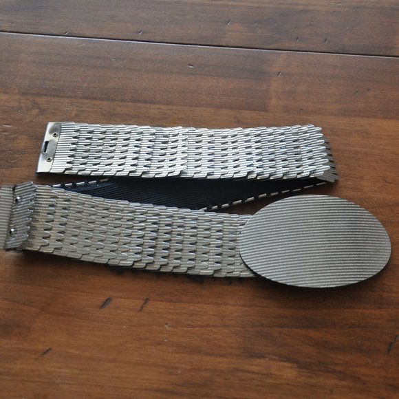 Vintage 80s Metallic Silver Tone Metal Fish Scale Stretch Belt Large Oval Buckle - Picture 3 of 3